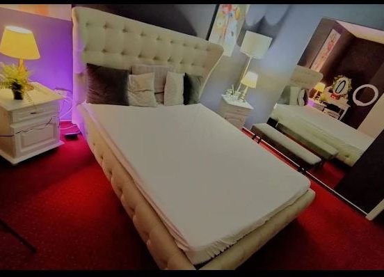 Platou cu canapea și lumini de studio la Meduza Brașov